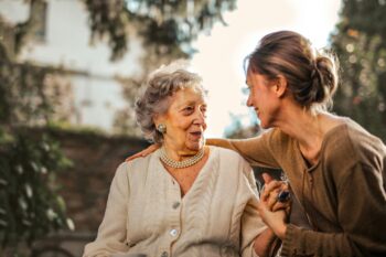 Devenir famille d’accueil pour personnes âgées : un engagement humain et solidaire